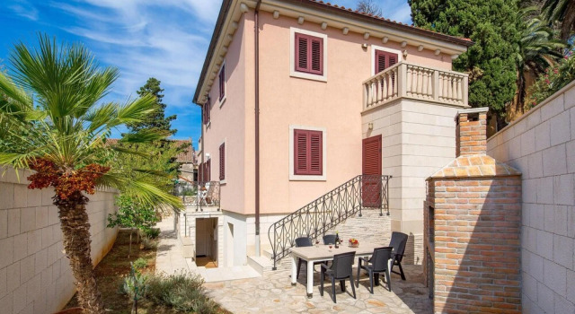 Beautiful Apartment in Veli Losinj With 2 Bedrooms and Wifi, Prenota Appartamento Hotel a Isole Quarnerine con parcheggio, Parcheggio
