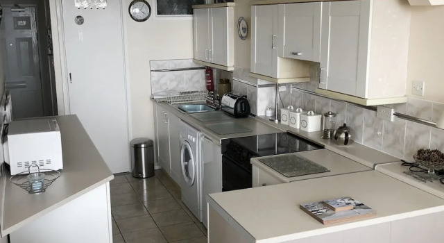Апартаменты Stunning Beach Front Apartment in Caswell Swansea