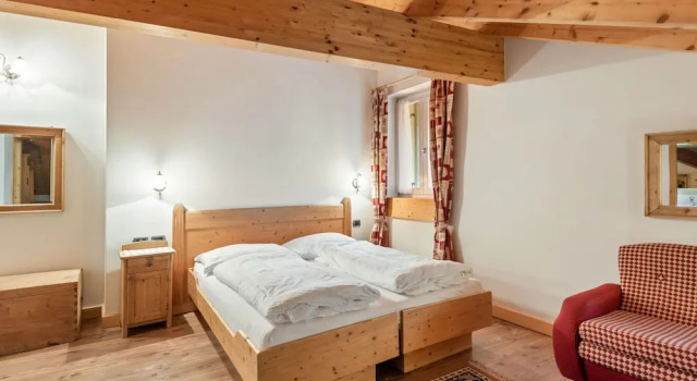Belvilla by OYO Charming Apartment in Brez With TV