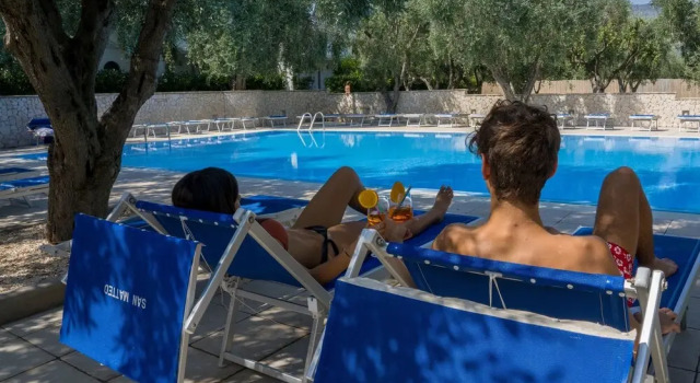 Коттедж c 1 комнатой с балконом и с видом на сад Apartment ulivo with pool and private beach