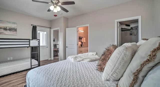 Family-friendly Branson Condo ~ 3 Mi to Strip, Забронировать Отель Отели Table Rock Lake с парковкой, Парковка