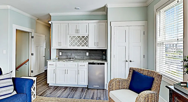 Chic Coastal W/ Pool, Ocean Views, Near Beach 4 Bedroom Home