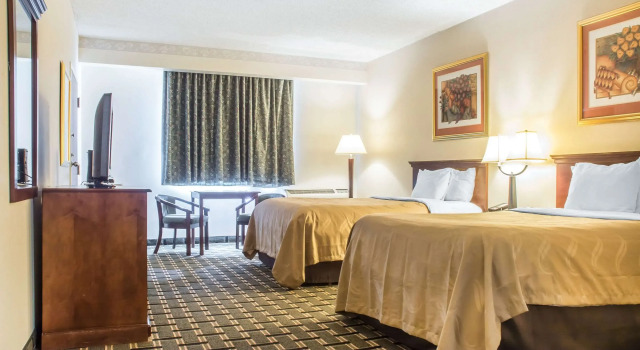 Quality Inn & Suites Palm Island Indoor Waterpark, Buchen Sie Hotel Batavia New York State