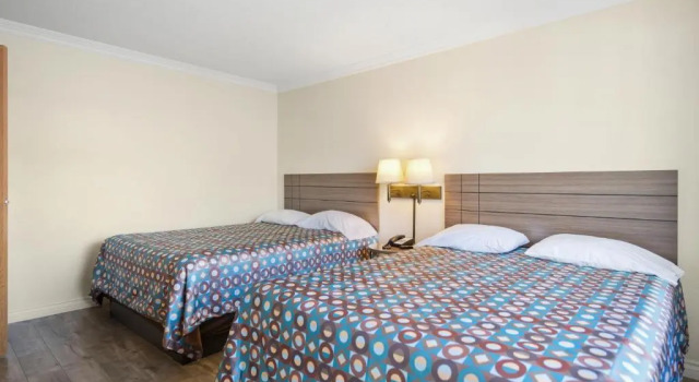 Четырёхместный люкс Econo Lodge Fontana