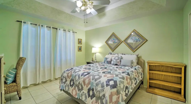 Deck & Pool Access: Long Island Village Escape, Забронировать Дом для отпуска Порт-Изабель Rio Grande Valley