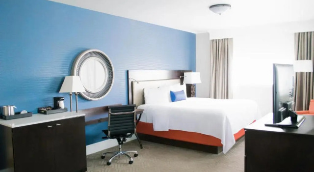 Трёхместный полулюкс Hotel Alex Johnson Rapid City, Curio Collection by Hilton
