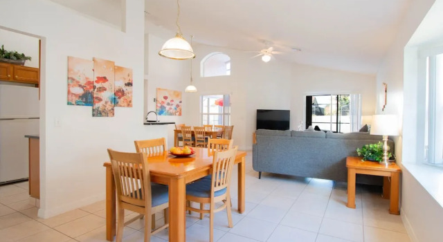 Вилла Berkley Lake Townhomes