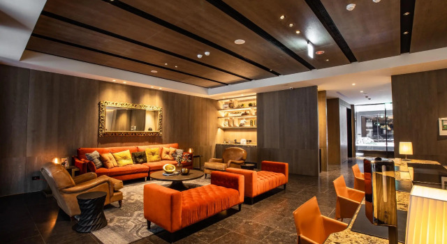 Pat în dormitor Mega Hotel