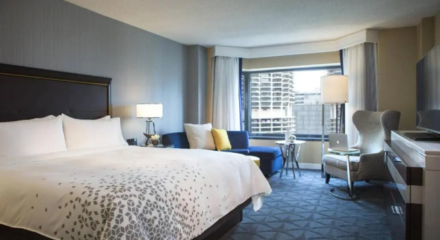 Номер Standard с видом на реку Renaissance Chicago Downtown Hotel