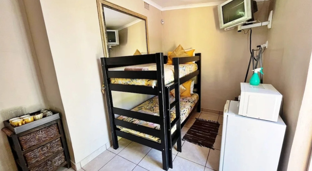 Четырёхместный семейный номер Standard c 1 комнатой At Home Guesthouse
