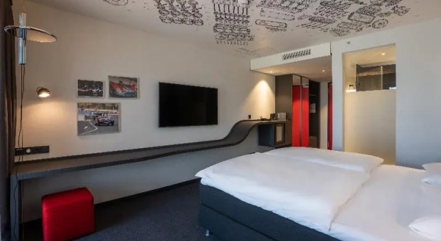 Номер Deluxe V8 Hotel Köln at MOTORWORLD