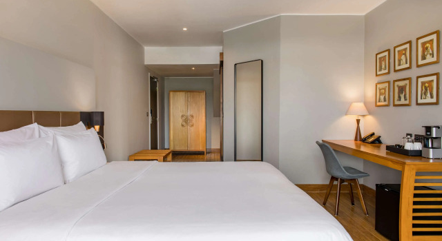 Номер Premium с балконом и с видом на озеро Radisson Hotel Tamboho Waterfront Antananarivo