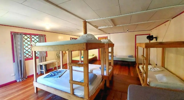 Кровать в общем номере Cabinas Tortuguero