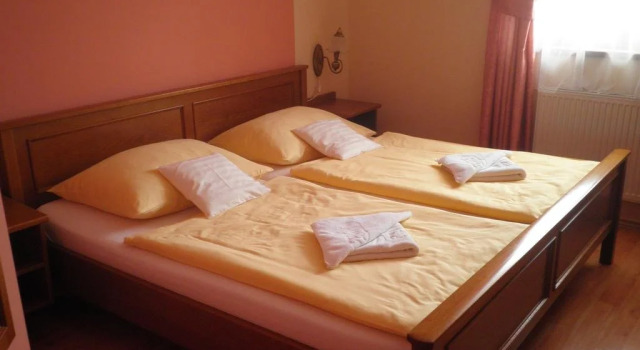 Hotel Tři Věžičky, Rezerwuj Hotel Hotele w Central Bohemia z parkingiem, Parking