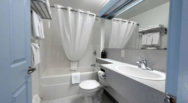 Четырёхместный номер Standard Eldorado, a Coast Hotel