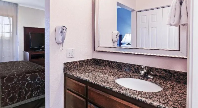 Номер Standard Staybridge Suites Northwest near Six Flags Fiesta