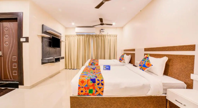 Люкс FabHotel Spark Inn