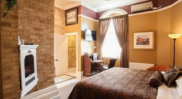 Clocktower Inn, Varaa Hotelli  