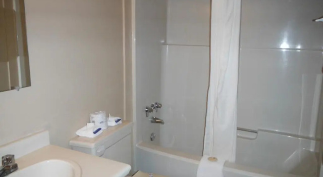 Четырёхместный номер Standard Tumbler Ridge Inn