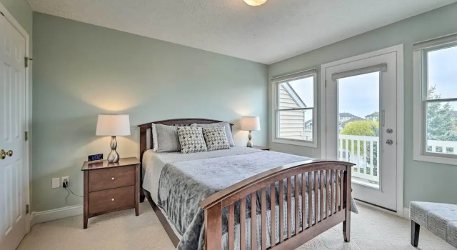 Апартаменты Bright Manistee Condo w/ Beach + Pool Access!