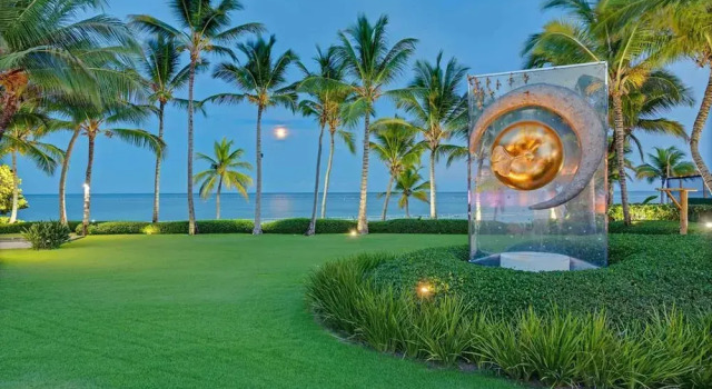 Вилла Dazzling Beachfront Villa With Swim-up Bar