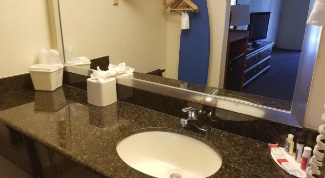 Четырёхместный номер Standard с красивым видом из окна Baymont by Wyndham Sarasota