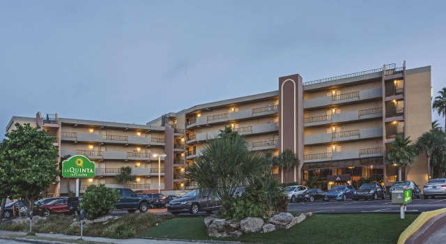 Двухместный номер с балконом и with ocean/pool view La Quinta by Wyndham Cocoa Beach Oceanfront