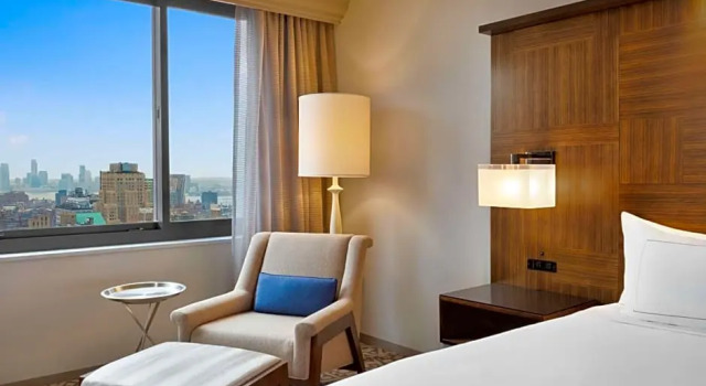 Четырёхместный гостевой номер High Floor Deluxe Hilton New York Times Square