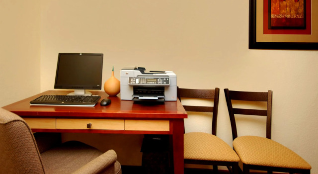 Ramada by Wyndham Tempe Near ASU, Забронировать Отель Пруд в Темпе Phoenix Metropolitan Area, рядом с Vista Del Camino Park