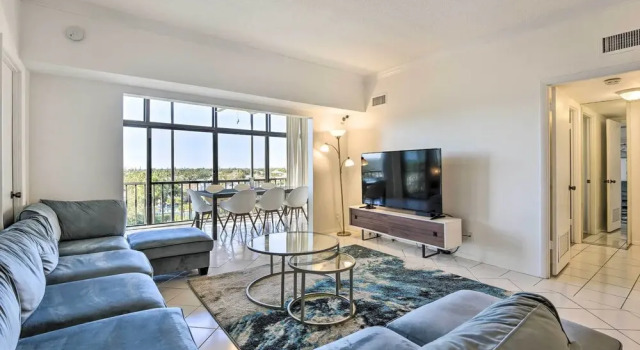 < 1 Mi to Siesta Key Beach: Condo w/ Pool