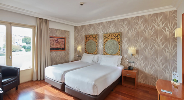 Двухместный номер Classic с балконом Sercotel Hotel President