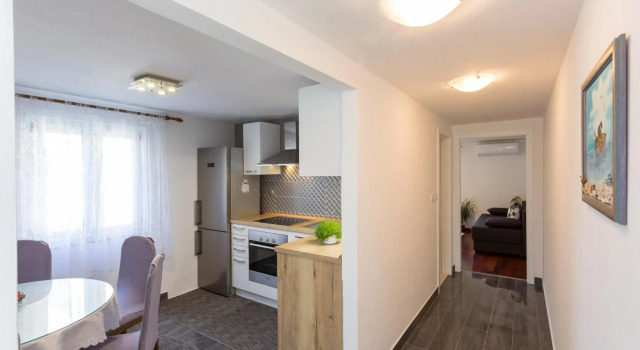 Apartments Lidija - see view with private hot tub and split level apartment with garden, Rezerwuj Apartament Hotele w Split-Dalmatia County z parkingiem, Parking
