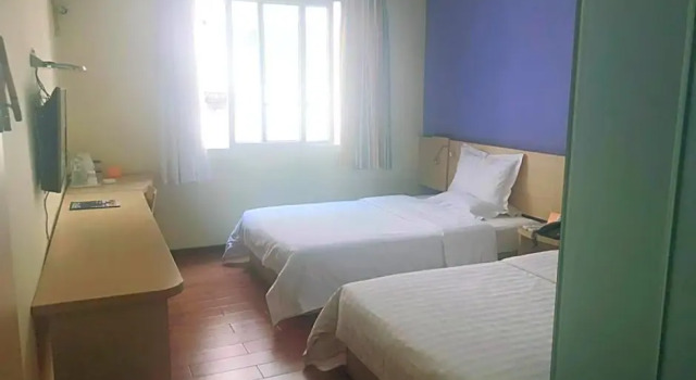 Двухместный номер Standard 7 Days Inn Chongqing Wanzhou Gaosuntang Branch