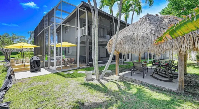 Коттедж Marco Island Family Home: Pool, Lanai, Backyard!