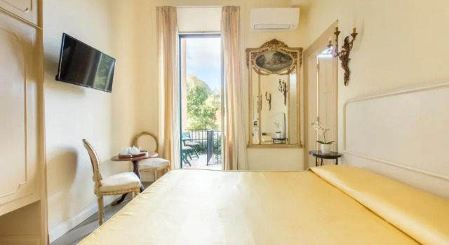 Двухместный номер Deluxe с балконом Rome Charming Suites