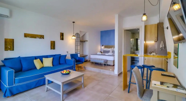 Полулюкс Theros Villas & Suites