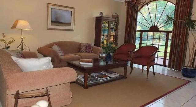 The Garden Villa Guesthouse, Reservar Vila Moradias em George, Vila