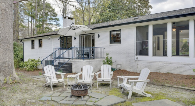 Quiet Downtown Cary Home w/ Screened Porch, Забронировать Отель Кэри Raleigh-Durham Metropolitan Area, рядом с Пивоваренная компания Bond Brothers