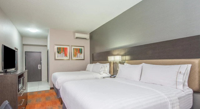 Четырёхместный номер Standard Holiday Inn Express & Suites Shawnee-Kansas City West by IHG
