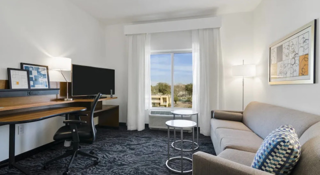 Люкс Fairfield Inn & Suites by Marriott St Petersburg North
