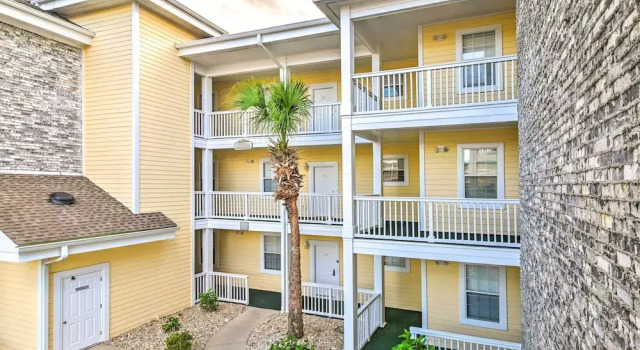 Colorful Myrtle Beach Golf Club Condo w/ Pool, Забронировать Апартаменты/квартира Отели Миртл-Бич с парковкой, рядом с PineHills Palmetto at Myrtlewood Golf Club, Парковка