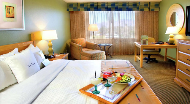 Двухместный номер Standard DoubleTree by Hilton Tucson-Reid Park