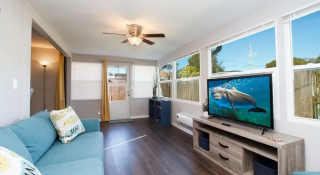 5 O'clock Somewhere - Short Term Rental 3 Bedroom Home by RedAwning, Book Hotel 3-stjernede hoteller i Largo, 3*