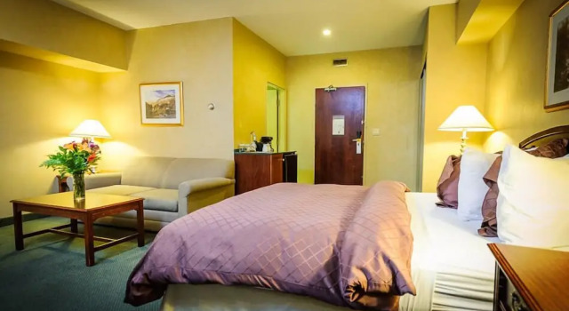 Номер Deluxe Peterborough Inn & Suites Hotel