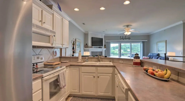 Апартаменты Balcony & Seasonal Pool: Lakefront Ozark Condo