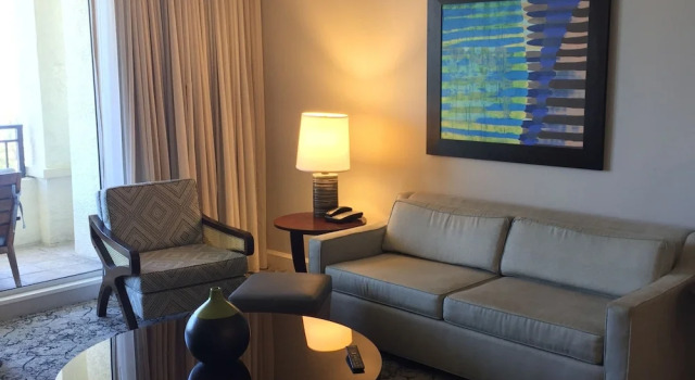 Одноместный номер Luxury с 2 комнатами с балконом и с видом на океан Palm Beach Singer Island Resort & Spa Luxury Suites