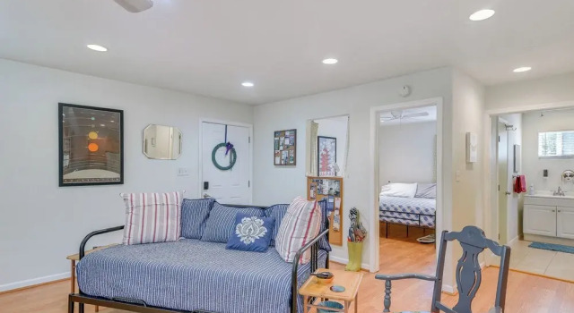 Private Beach Pass: Cozy Galveston Apartment!, Забронировать Апартаменты/квартира Отели Галвестон с парковкой, рядом с Betty Head Oleander Garden Park, Парковка