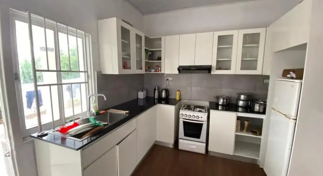 Коттедж Captivating 4-bed House - Garden & Free Parking