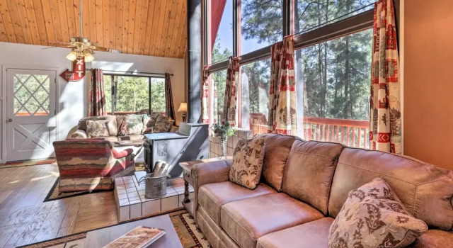 3 Mi to Downtown: Cabin w/ Gas Grill in Prescott, Забронировать Дом для отпуска Прескотт штат Аризона