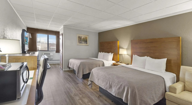 Четырёхместный номер Standard Quality Inn & Suites Green Bay Downtown